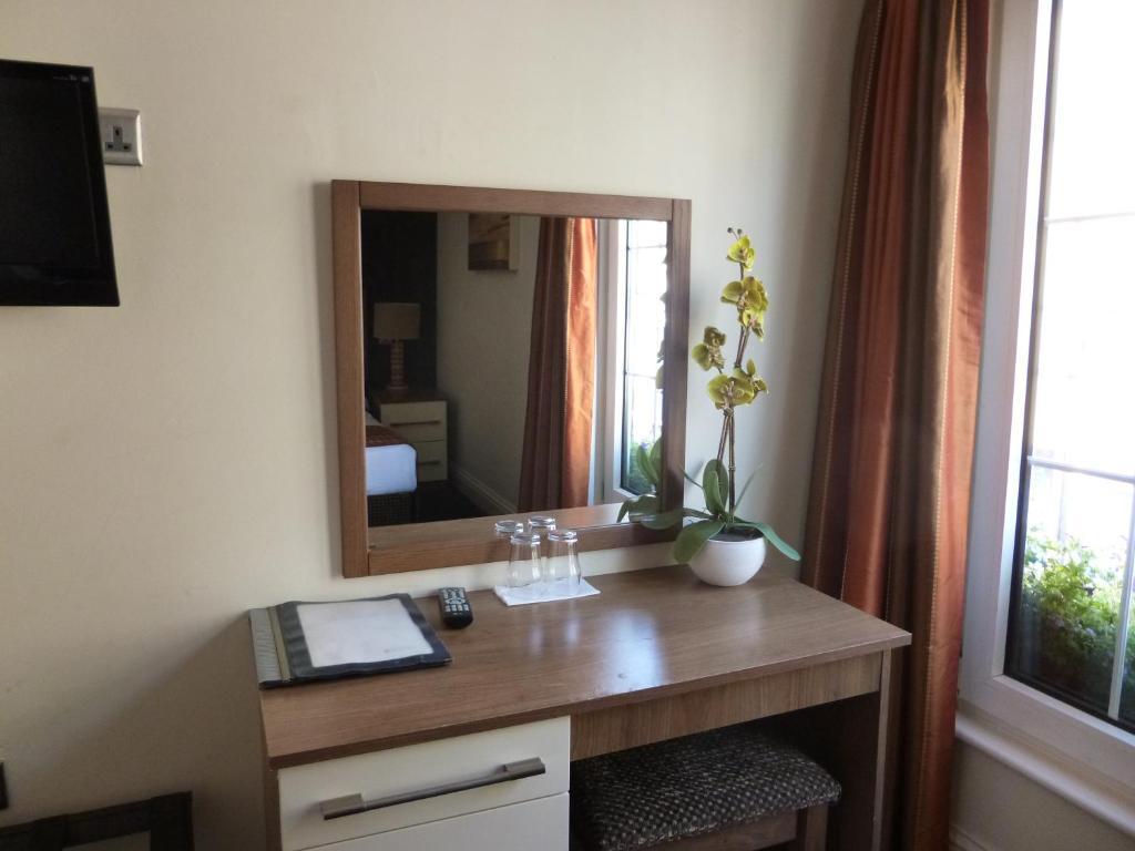 The White Lady Hotel Кинсэйл Номер фото
