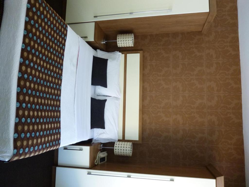 The White Lady Hotel Кинсэйл Экстерьер фото